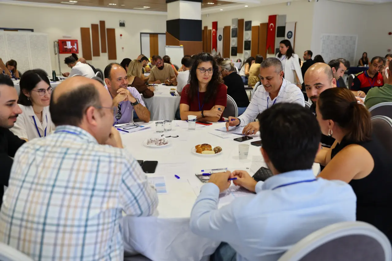 "Karabağlar Belediyesi ile İzmir Kalkınma Ajansı (İZKA) işbirliğinde yürütülen ‘Bütünleşik Risk Temelli Kentsel Dönüşüm Alanlarının Belirlenmesi ve Özgün Dönüşüm Stratejilerinin Geliştirilmesi’ projesi kapsamında Karabağlar ’da önemli bir çalıştay düzenlendi.