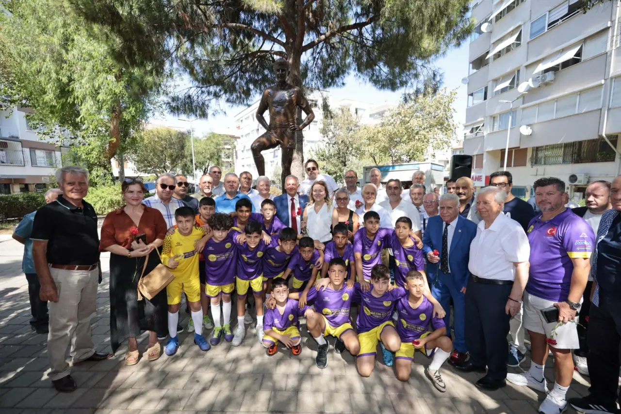 Türk futbolunun efsanevi ismi Taçsız Kral Metin Oktay, hayattan ayrılışının 34’üncü yıl dönümünde, kendi adını taşıyan parktaki heykeli önünde anıldı. Törende konuşan Başkan Mutlu, “Futbolcuydu, muhteşem bir oyuncuydu ama aynı zamanda bir centilmen ve hümanistti. İnsanları, halkını, ülkesini seviyordu. Amacımız, İzmir’den yepyeni Metin Oktaylar çıkması. İzmir’in adının eskiden olduğu gibi yine futbolla anılması, şahlanması. Bunun için çalışıyoruz” dedi.