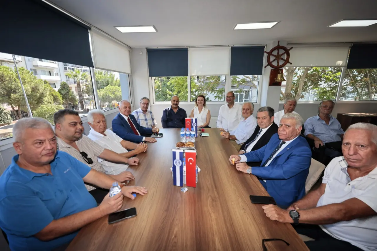 Türk futbolunun efsanevi ismi Taçsız Kral Metin Oktay, hayattan ayrılışının 34’üncü yıl dönümünde, kendi adını taşıyan parktaki heykeli önünde anıldı. Törende konuşan Başkan Mutlu, “Futbolcuydu, muhteşem bir oyuncuydu ama aynı zamanda bir centilmen ve hümanistti. İnsanları, halkını, ülkesini seviyordu. Amacımız, İzmir’den yepyeni Metin Oktaylar çıkması. İzmir’in adının eskiden olduğu gibi yine futbolla anılması, şahlanması. Bunun için çalışıyoruz” dedi.