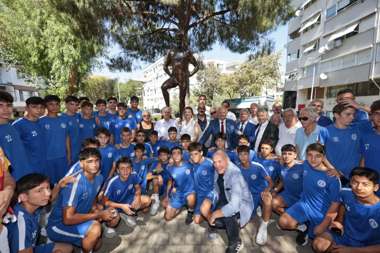 Türk futbolunun efsanevi ismi Taçsız Kral Metin Oktay, hayattan ayrılışının 34’üncü yıl dönümünde, kendi adını taşıyan parktaki heykeli önünde anıldı. Törende konuşan Başkan Mutlu, “Futbolcuydu, muhteşem bir oyuncuydu ama aynı zamanda bir centilmen ve hümanistti. İnsanları, halkını, ülkesini seviyordu. Amacımız, İzmir’den yepyeni Metin Oktaylar çıkması. İzmir’in adının eskiden olduğu gibi yine futbolla anılması, şahlanması. Bunun için çalışıyoruz” dedi.