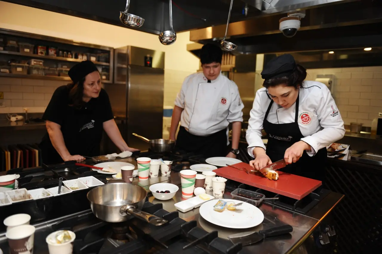 Karşıyaka Belediyesi Cordelion Mutfak Sanatları Merkezi, dopdolu atölye programlarıyla mutfak tutkunlarını ağırlamaya devam ediyor. Hem yetişkinlere hem de çocuklara yönelik atölyeler, İzmirlilerden yoğun ilgi görüyor. Belediye Başkanı Yıldız Ünsal, “Tüm mutfak tutkunlarını gastronomi kültürümüzü geleceğe taşıdığımız Mutfak Sanatları Merkezimize bekliyoruz” dedi.