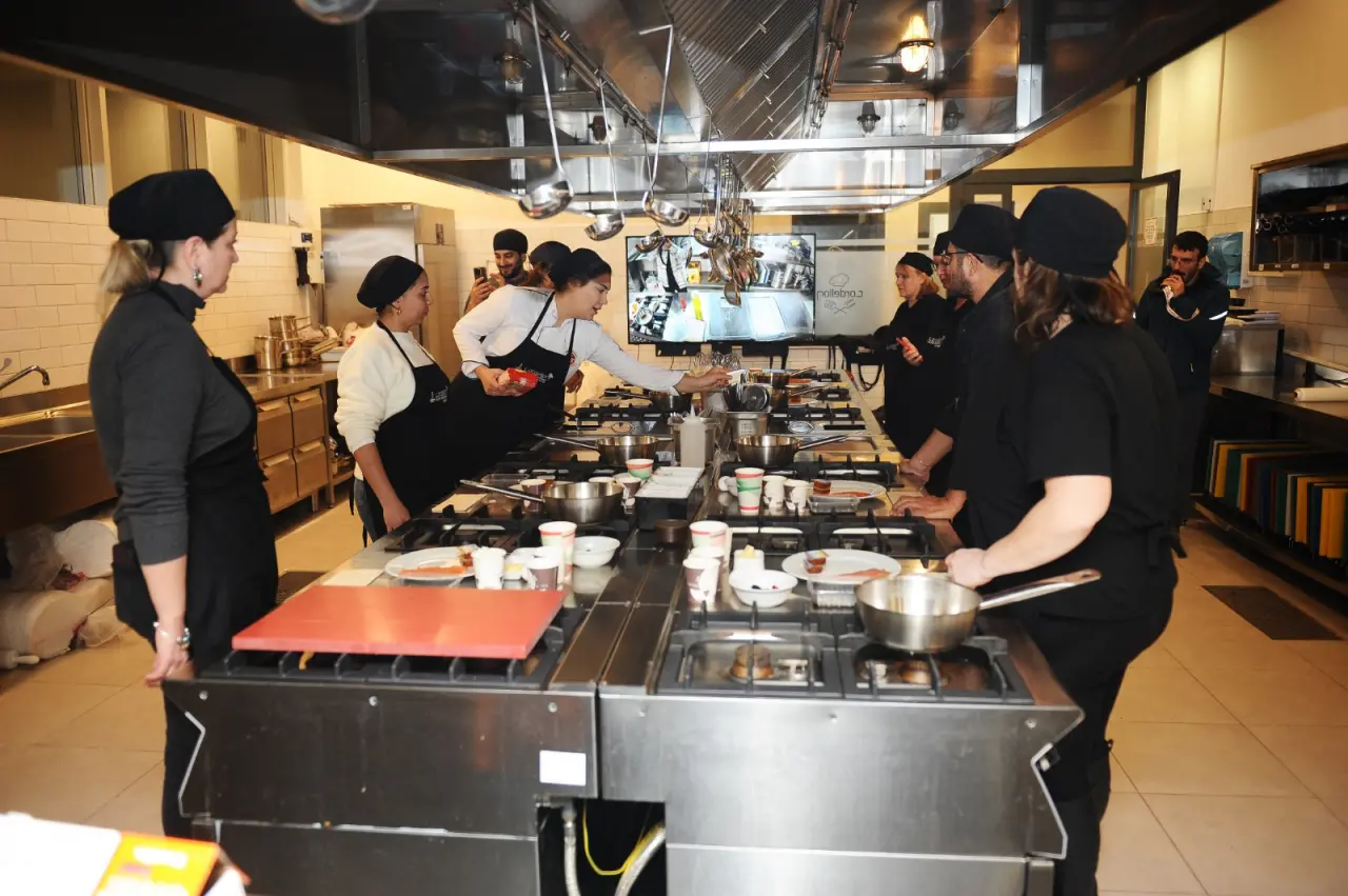 Karşıyaka Belediyesi Cordelion Mutfak Sanatları Merkezi, dopdolu atölye programlarıyla mutfak tutkunlarını ağırlamaya devam ediyor. Hem yetişkinlere hem de çocuklara yönelik atölyeler, İzmirlilerden yoğun ilgi görüyor. Belediye Başkanı Yıldız Ünsal, “Tüm mutfak tutkunlarını gastronomi kültürümüzü geleceğe taşıdığımız Mutfak Sanatları Merkezimize bekliyoruz” dedi.