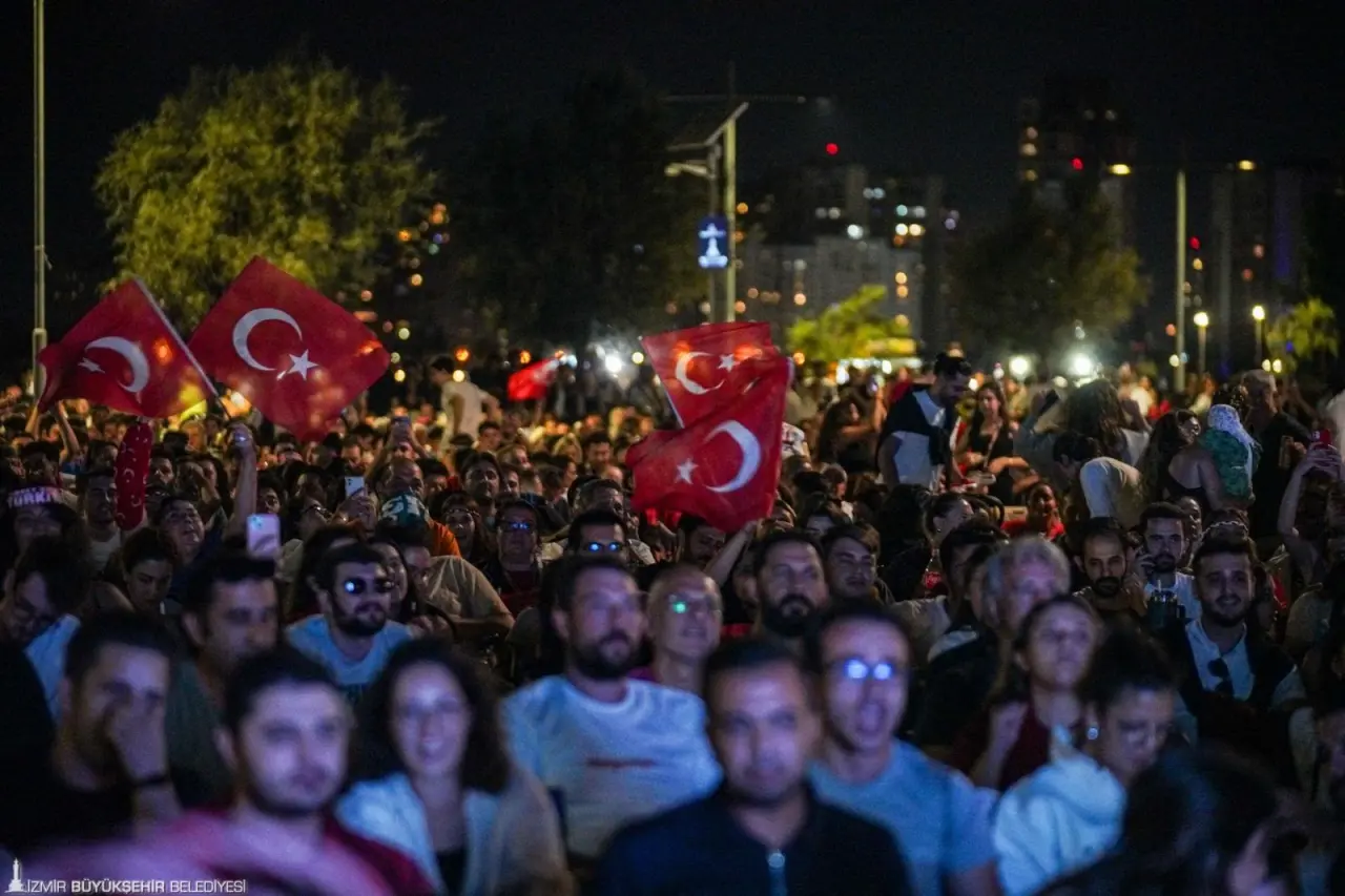 İzmir Büyükşehir Belediyesi tarafından Avrupa Basketbol Şampiyonası’nın finalinde gerçekleşen Türkiye-Almanya karşılaşması için Konak ve Karşıyaka’da dev ekranlar kuruldu. Milliler karşılaşmayı 83-88 kaybederek Avrupa ikincisi oldu. 12 Dev Adam gümüş madalya alırken İzmirliler final coşkusunu alanlarda yaşadı.  