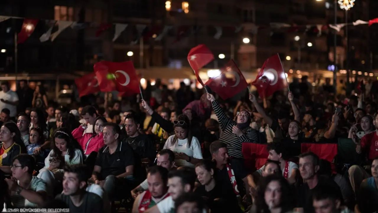 İzmir Büyükşehir Belediyesi tarafından Avrupa Basketbol Şampiyonası’nın finalinde gerçekleşen Türkiye-Almanya karşılaşması için Konak ve Karşıyaka’da dev ekranlar kuruldu. Milliler karşılaşmayı 83-88 kaybederek Avrupa ikincisi oldu. 12 Dev Adam gümüş madalya alırken İzmirliler final coşkusunu alanlarda yaşadı.  