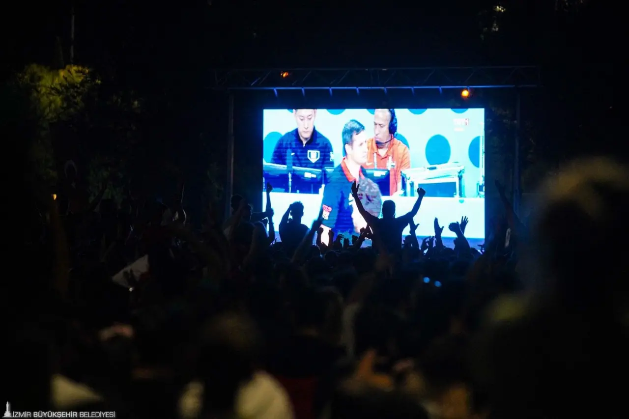 İzmir Büyükşehir Belediyesi tarafından Avrupa Basketbol Şampiyonası’nın finalinde gerçekleşen Türkiye-Almanya karşılaşması için Konak ve Karşıyaka’da dev ekranlar kuruldu. Milliler karşılaşmayı 83-88 kaybederek Avrupa ikincisi oldu. 12 Dev Adam gümüş madalya alırken İzmirliler final coşkusunu alanlarda yaşadı.  