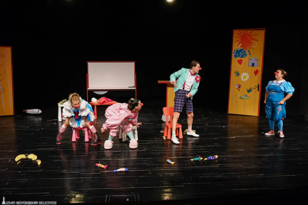 94. İzmir Enternasyonal Fuarı (İEF), 29 Ağustos-9 Eylül 2025 tarihleri arasında Kültürpark’ta gerçekleştirildi. Türkiye’nin ilk uluslararası fuarı olarak Cumhuriyet’in fuarcılık geleneğini sürdüren İEF, “Fuar Şehrin Kalbinde” sloganıyla 12 gün boyunca ticaret, kültür, sanat, spor ve eğlenceyi bir araya getirdi. Balçova’da yaşanan terör saldırısı nedeniyle Duman ve Mor ve Ötesi konserleri ile bazı eğlence etkinlikleri iptal edildi. 94. İEF, 12 gün boyunca 776 bin 843 ziyaretçiye ev sahipliği yaptı.