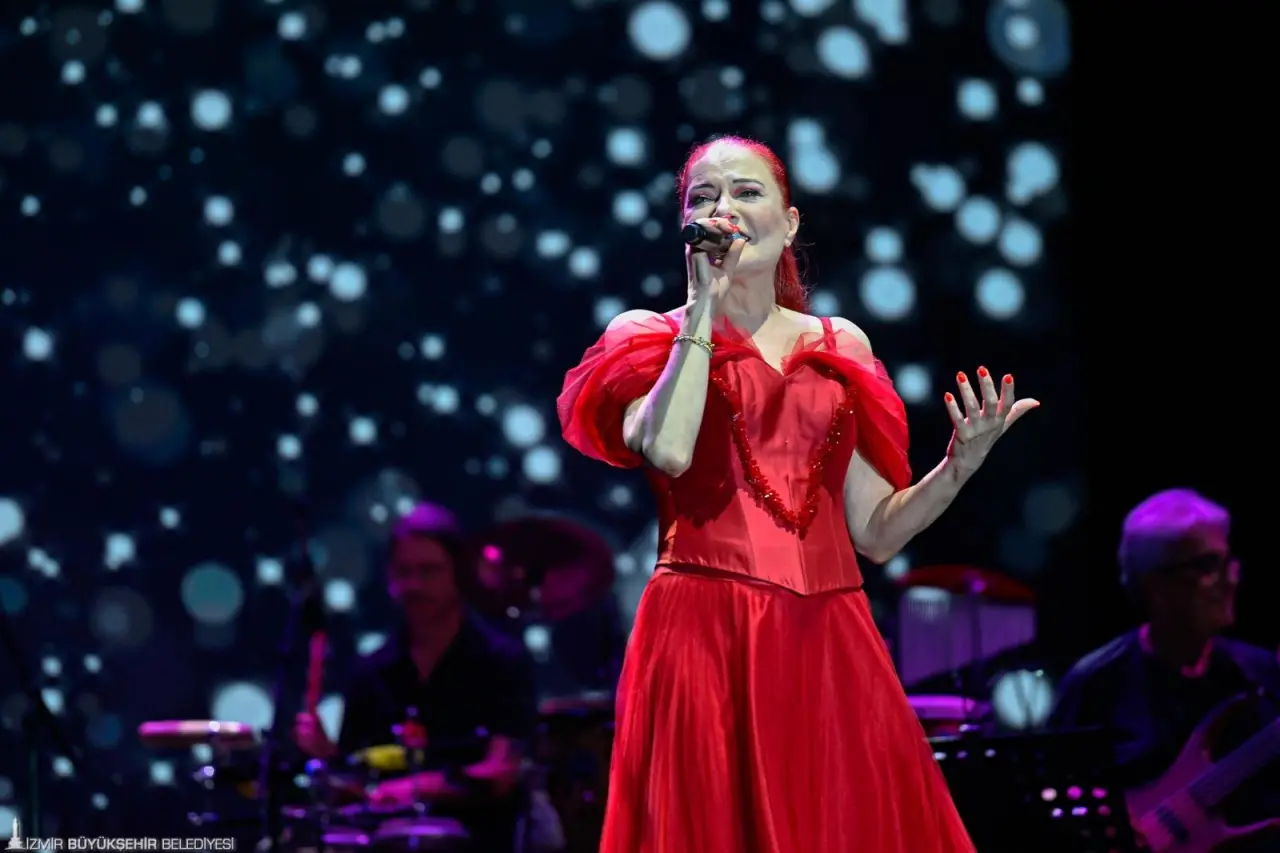 94. İzmir Enternasyonal Fuarı (İEF), 29 Ağustos-9 Eylül 2025 tarihleri arasında Kültürpark’ta gerçekleştirildi. Türkiye’nin ilk uluslararası fuarı olarak Cumhuriyet’in fuarcılık geleneğini sürdüren İEF, “Fuar Şehrin Kalbinde” sloganıyla 12 gün boyunca ticaret, kültür, sanat, spor ve eğlenceyi bir araya getirdi. Balçova’da yaşanan terör saldırısı nedeniyle Duman ve Mor ve Ötesi konserleri ile bazı eğlence etkinlikleri iptal edildi. 94. İEF, 12 gün boyunca 776 bin 843 ziyaretçiye ev sahipliği yaptı.