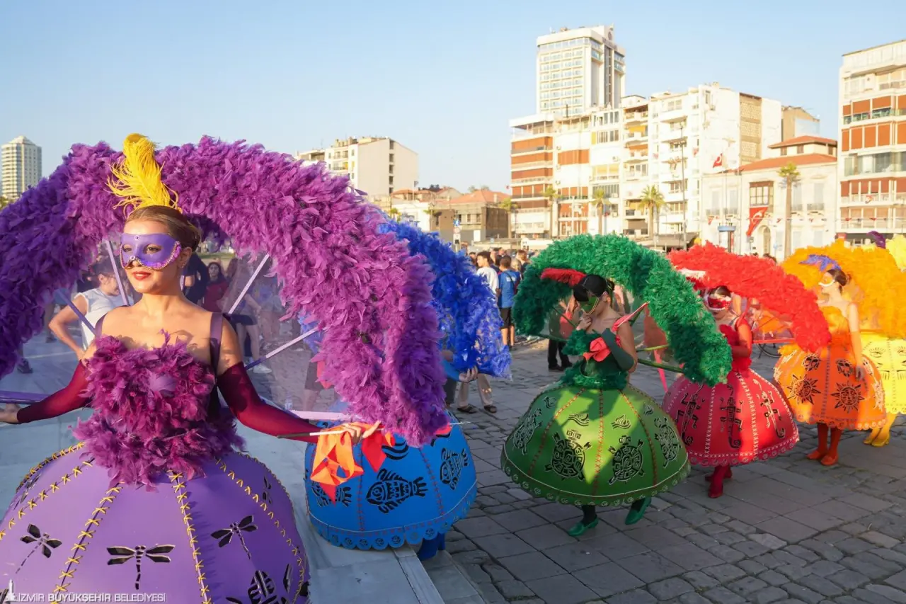 94. İzmir Enternasyonal Fuarı (İEF), 29 Ağustos-9 Eylül 2025 tarihleri arasında Kültürpark’ta gerçekleştirildi. Türkiye’nin ilk uluslararası fuarı olarak Cumhuriyet’in fuarcılık geleneğini sürdüren İEF, “Fuar Şehrin Kalbinde” sloganıyla 12 gün boyunca ticaret, kültür, sanat, spor ve eğlenceyi bir araya getirdi. Balçova’da yaşanan terör saldırısı nedeniyle Duman ve Mor ve Ötesi konserleri ile bazı eğlence etkinlikleri iptal edildi. 94. İEF, 12 gün boyunca 776 bin 843 ziyaretçiye ev sahipliği yaptı.