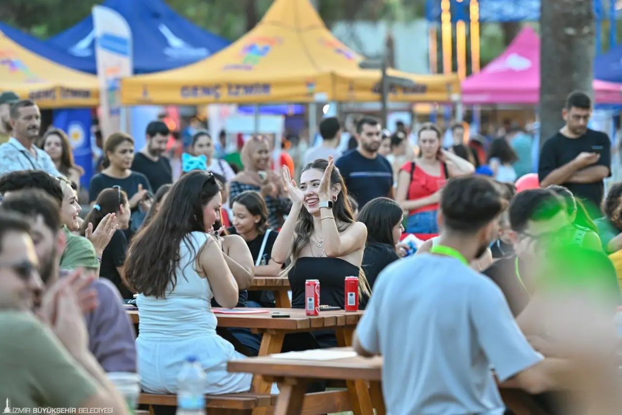 94. İzmir Enternasyonal Fuarı (İEF), 29 Ağustos-9 Eylül 2025 tarihleri arasında Kültürpark’ta gerçekleştirildi. Türkiye’nin ilk uluslararası fuarı olarak Cumhuriyet’in fuarcılık geleneğini sürdüren İEF, “Fuar Şehrin Kalbinde” sloganıyla 12 gün boyunca ticaret, kültür, sanat, spor ve eğlenceyi bir araya getirdi. Balçova’da yaşanan terör saldırısı nedeniyle Duman ve Mor ve Ötesi konserleri ile bazı eğlence etkinlikleri iptal edildi. 94. İEF, 12 gün boyunca 776 bin 843 ziyaretçiye ev sahipliği yaptı.