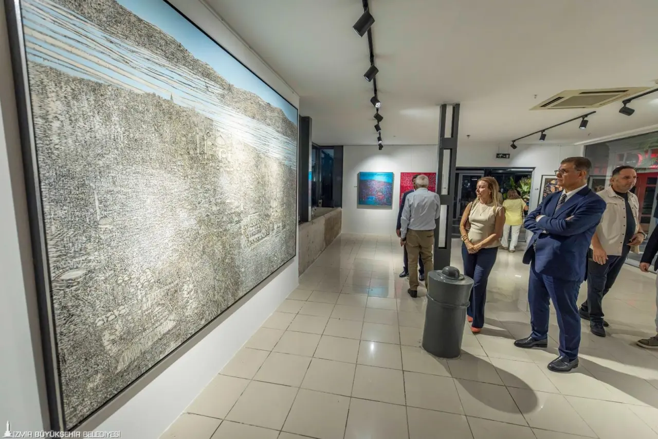 İzmir Büyükşehir Belediye Başkanı Dr. Cemil Tugay, ressam Devrim Erbil ile müzisyen-mimar-ressam Erol Evgin'i buluşturan “Yan Yana” adlı resim sergisinin açılışını yaptı. Konak Pier'deki serginin açılışında konuşan Başkan Tugay, “İzmir’in sanatçı yetiştirme yönü çok güçlü. Dünyanın her tarafında çok güzel çalışmalar yapıyorlar.  O nedenle kentimiz sanatı ile de çok değerli” dedi.