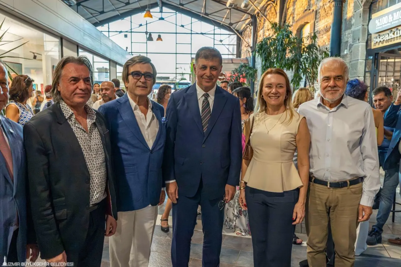 İzmir Büyükşehir Belediye Başkanı Dr. Cemil Tugay, ressam Devrim Erbil ile müzisyen-mimar-ressam Erol Evgin'i buluşturan “Yan Yana” adlı resim sergisinin açılışını yaptı. Konak Pier'deki serginin açılışında konuşan Başkan Tugay, “İzmir’in sanatçı yetiştirme yönü çok güçlü. Dünyanın her tarafında çok güzel çalışmalar yapıyorlar.  O nedenle kentimiz sanatı ile de çok değerli” dedi.