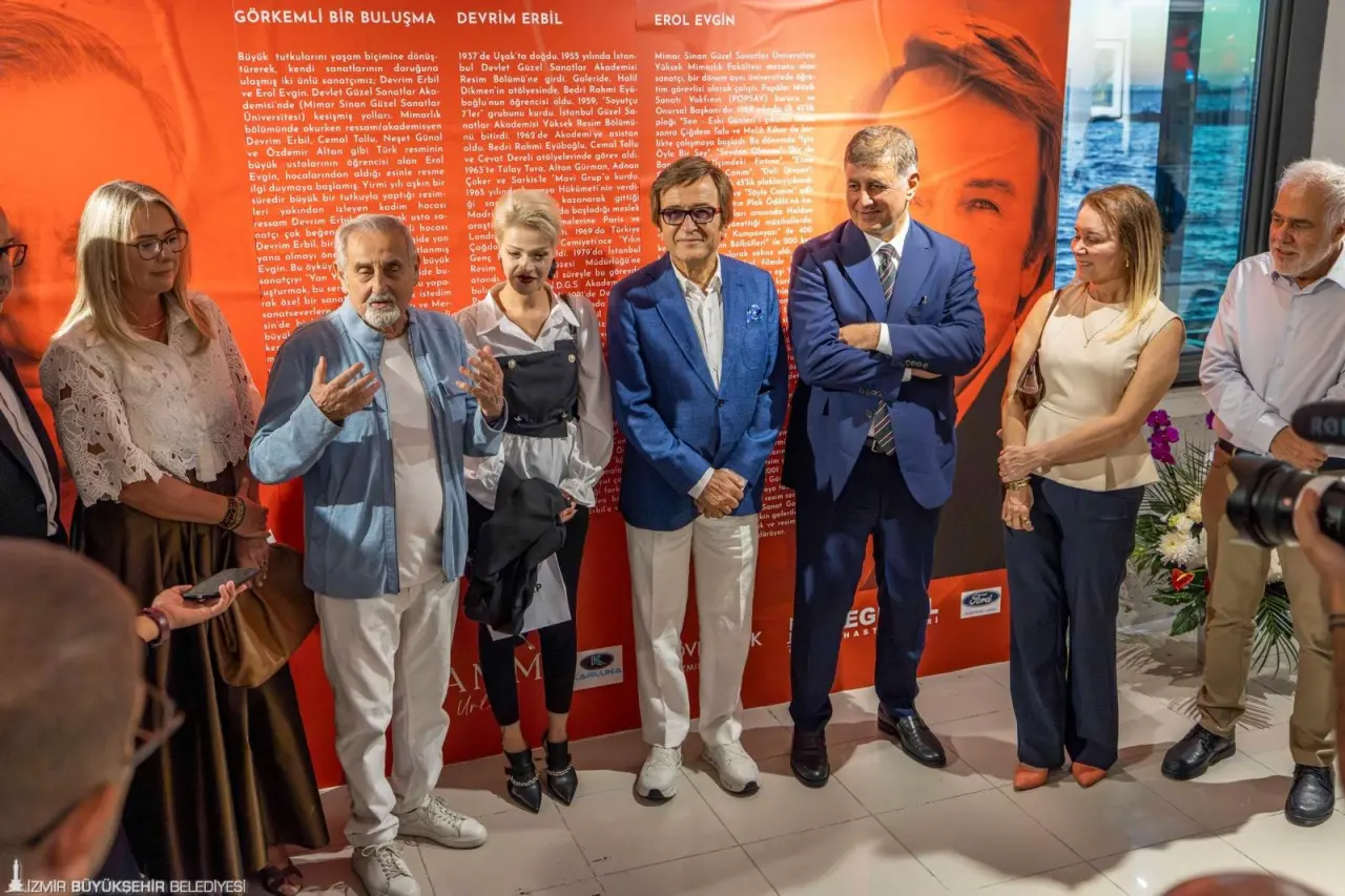 İzmir Büyükşehir Belediye Başkanı Dr. Cemil Tugay, ressam Devrim Erbil ile müzisyen-mimar-ressam Erol Evgin'i buluşturan “Yan Yana” adlı resim sergisinin açılışını yaptı. Konak Pier'deki serginin açılışında konuşan Başkan Tugay, “İzmir’in sanatçı yetiştirme yönü çok güçlü. Dünyanın her tarafında çok güzel çalışmalar yapıyorlar.  O nedenle kentimiz sanatı ile de çok değerli” dedi.