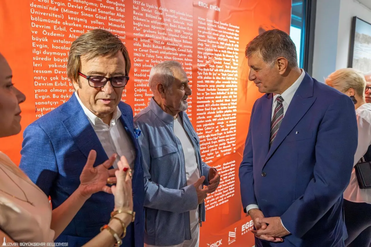 İzmir Büyükşehir Belediye Başkanı Dr. Cemil Tugay, ressam Devrim Erbil ile müzisyen-mimar-ressam Erol Evgin'i buluşturan “Yan Yana” adlı resim sergisinin açılışını yaptı. Konak Pier'deki serginin açılışında konuşan Başkan Tugay, “İzmir’in sanatçı yetiştirme yönü çok güçlü. Dünyanın her tarafında çok güzel çalışmalar yapıyorlar.  O nedenle kentimiz sanatı ile de çok değerli” dedi.