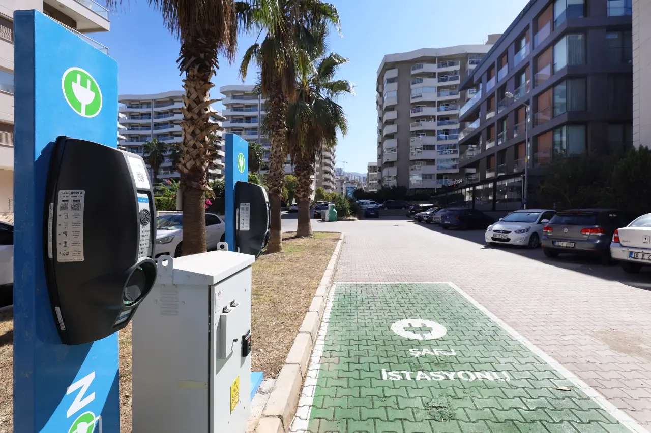 Narlıdere Belediyesi, sürdürülebilir ulaşımı desteklemek ve ilçedeki karbon salınımını azaltmak amacıyla elektrikli araç şarj istasyonu ağını 3 noktadan 7 noktaya genişletti. Narlıdere Belediye Başkanı Erman Uzun, “İzmir’imizde ve Narlıdere’mizde elektrikli araç sayısı hızla artarken bizde üzerimize düşeni yapıyor, vatandaşlarımıza verdiğimiz sözleri tutmaya devam ediyoruz” diye konuştu