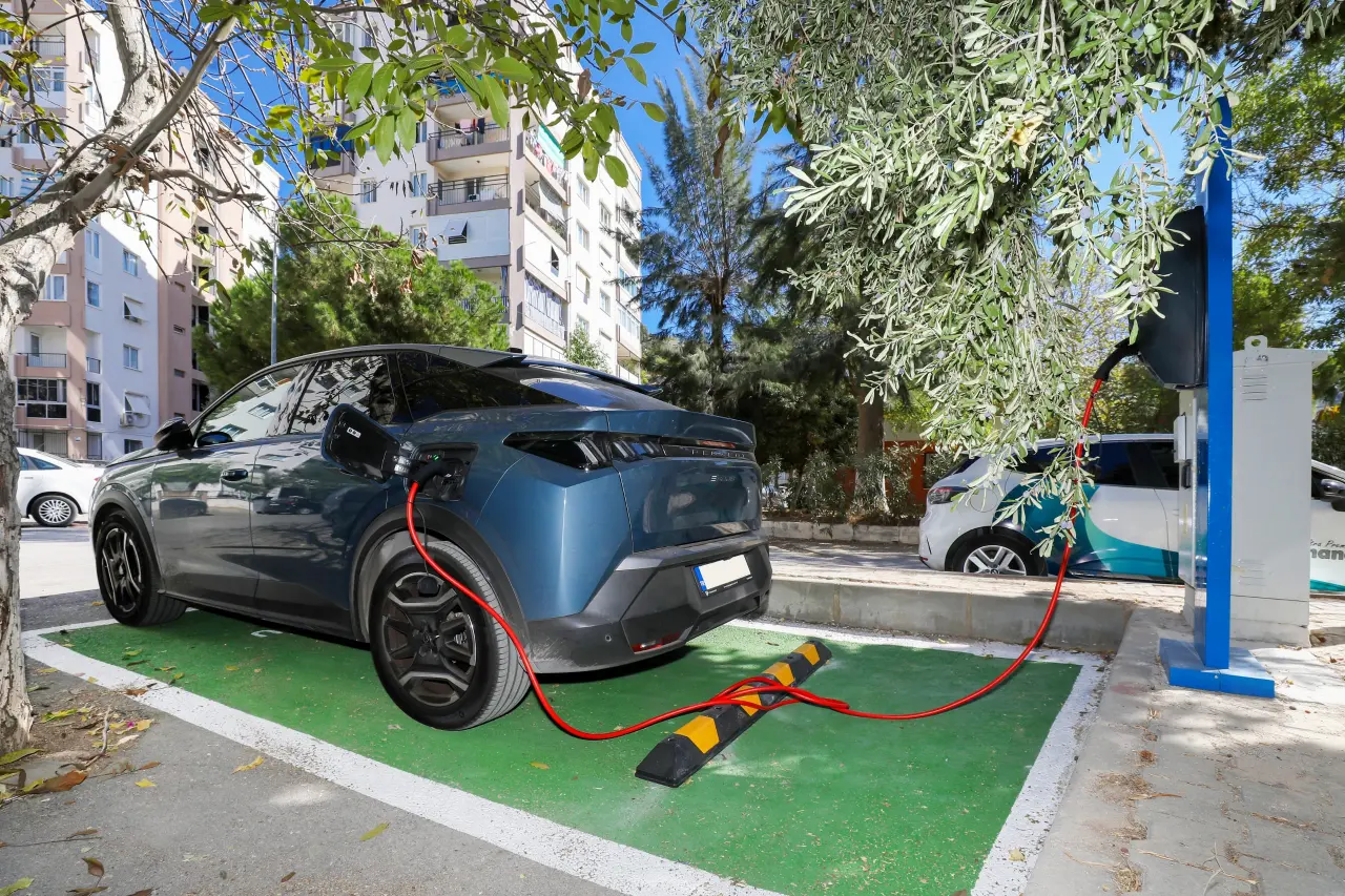 Narlıdere Belediyesi, sürdürülebilir ulaşımı desteklemek ve ilçedeki karbon salınımını azaltmak amacıyla elektrikli araç şarj istasyonu ağını 3 noktadan 7 noktaya genişletti. Narlıdere Belediye Başkanı Erman Uzun, “İzmir’imizde ve Narlıdere’mizde elektrikli araç sayısı hızla artarken bizde üzerimize düşeni yapıyor, vatandaşlarımıza verdiğimiz sözleri tutmaya devam ediyoruz” diye konuştu