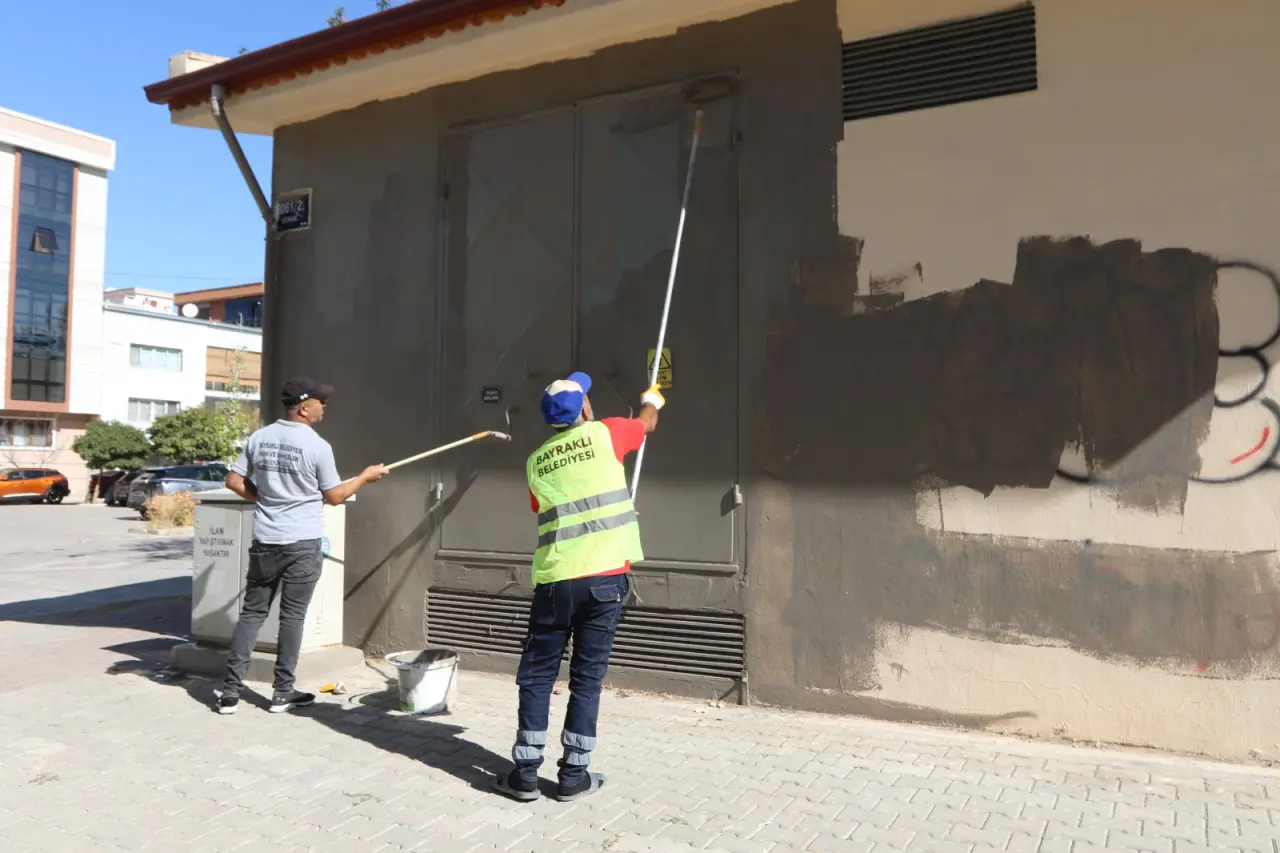 Bayraklı Belediyesi, parklarda bakım ve onarım çalışmaları yaparak, alanları daha güvenli ve estetik hale getiriyor. Çalışmalar tüm ilçede devam ediyor.