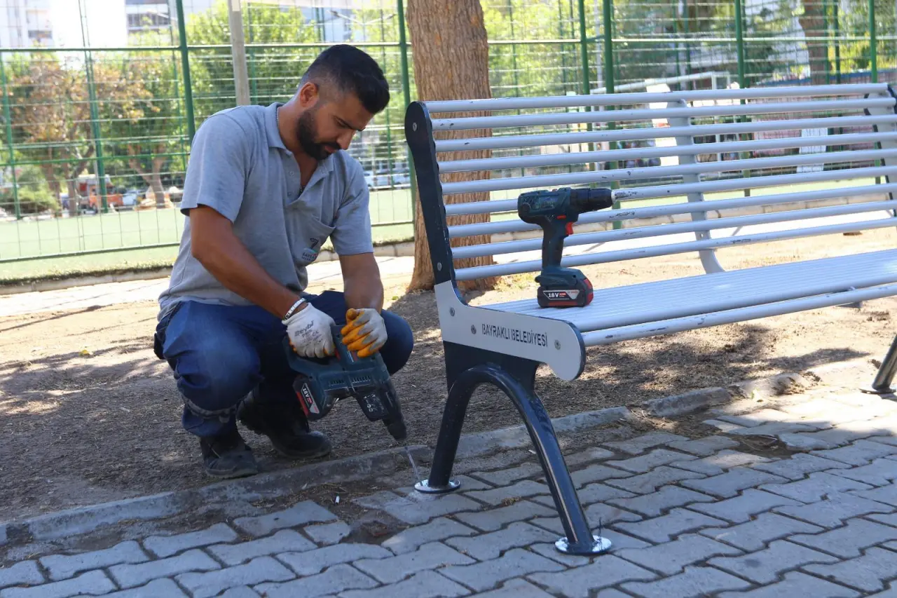 Bayraklı Belediyesi, parklarda bakım ve onarım çalışmaları yaparak, alanları daha güvenli ve estetik hale getiriyor. Çalışmalar tüm ilçede devam ediyor.