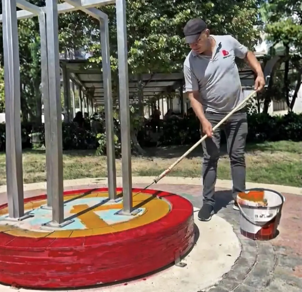 Bayraklı Belediyesi, parklarda bakım ve onarım çalışmaları yaparak, alanları daha güvenli ve estetik hale getiriyor. Çalışmalar tüm ilçede devam ediyor.