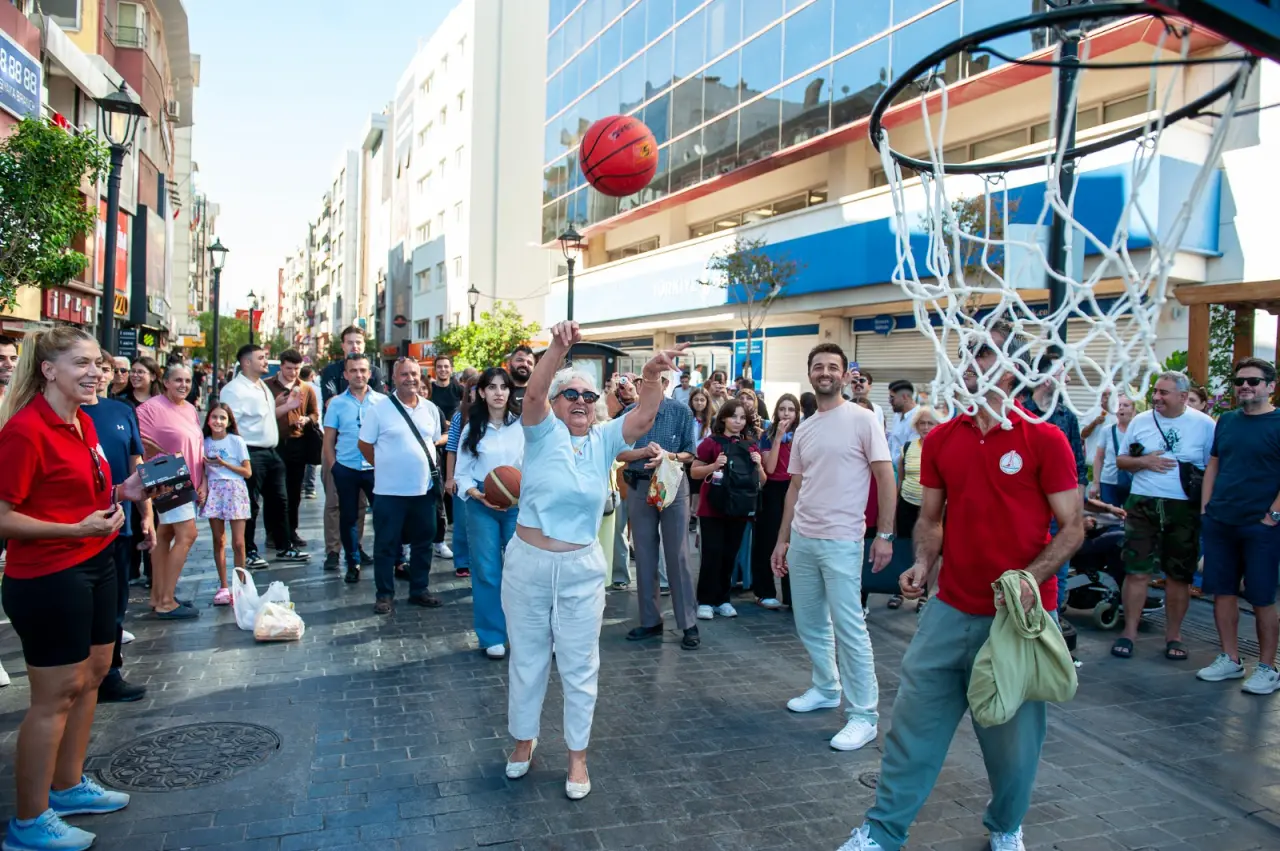 Karşıyaka Belediyesi, Avrupa Hareketlilik Haftası’nı Hergele Meydanı’nda düzenlenen basketbol etkinliğiyle başlattı. Sağlıklı ve sürdürülebilir yaşam bilincini artırmayı amaçlayan program kapsamında; 22 Eylül’e kadar spor, bisiklet ve eğlence dolu etkinlikler düzenlenecek. Belediye Başkanı Yıldız Ünsal, “Avrupa Hareketlilik Haftası ile Karşıyaka’nın enerjisini ortaya çıkararak, sağlıklı, çevreci ve sürdürülebilir bir kent yaşamı için hep birlikte hareket ediyoruz” dedi.