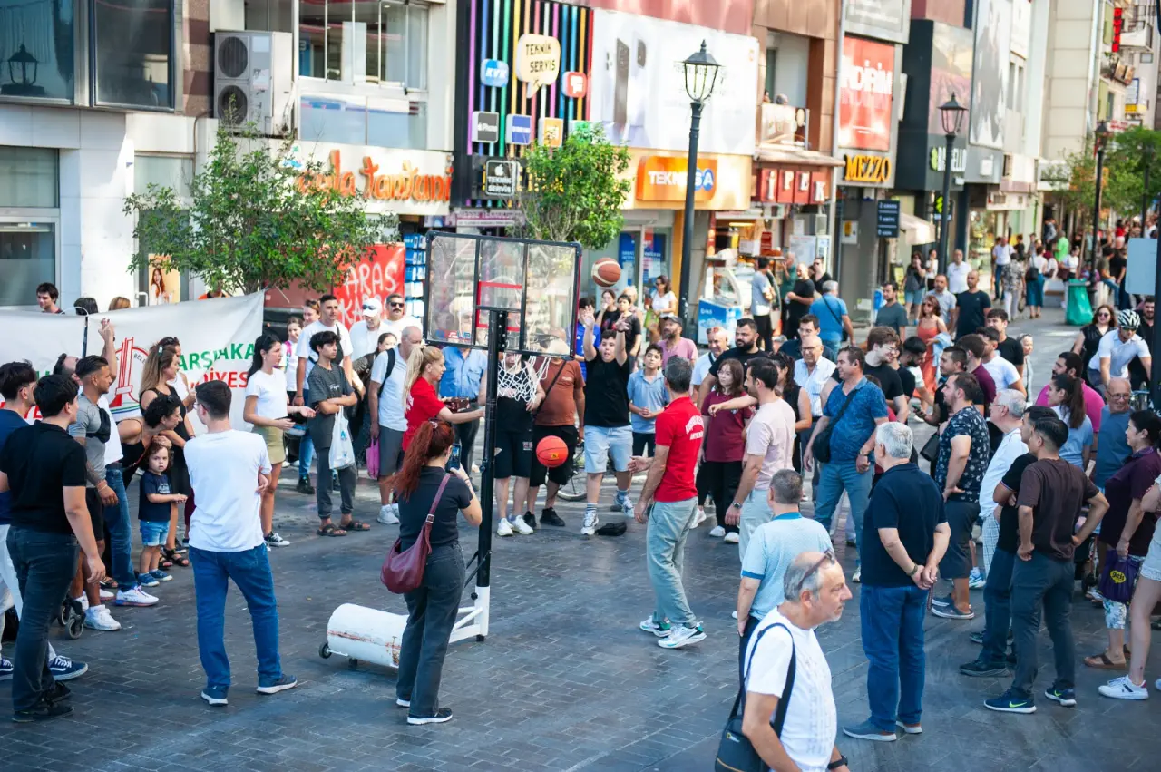Karşıyaka Belediyesi, Avrupa Hareketlilik Haftası’nı Hergele Meydanı’nda düzenlenen basketbol etkinliğiyle başlattı. Sağlıklı ve sürdürülebilir yaşam bilincini artırmayı amaçlayan program kapsamında; 22 Eylül’e kadar spor, bisiklet ve eğlence dolu etkinlikler düzenlenecek. Belediye Başkanı Yıldız Ünsal, “Avrupa Hareketlilik Haftası ile Karşıyaka’nın enerjisini ortaya çıkararak, sağlıklı, çevreci ve sürdürülebilir bir kent yaşamı için hep birlikte hareket ediyoruz” dedi.
