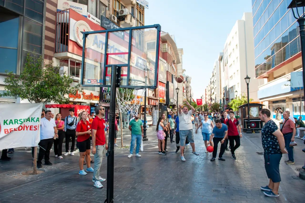 Karşıyaka Belediyesi, Avrupa Hareketlilik Haftası’nı Hergele Meydanı’nda düzenlenen basketbol etkinliğiyle başlattı. Sağlıklı ve sürdürülebilir yaşam bilincini artırmayı amaçlayan program kapsamında; 22 Eylül’e kadar spor, bisiklet ve eğlence dolu etkinlikler düzenlenecek. Belediye Başkanı Yıldız Ünsal, “Avrupa Hareketlilik Haftası ile Karşıyaka’nın enerjisini ortaya çıkararak, sağlıklı, çevreci ve sürdürülebilir bir kent yaşamı için hep birlikte hareket ediyoruz” dedi.