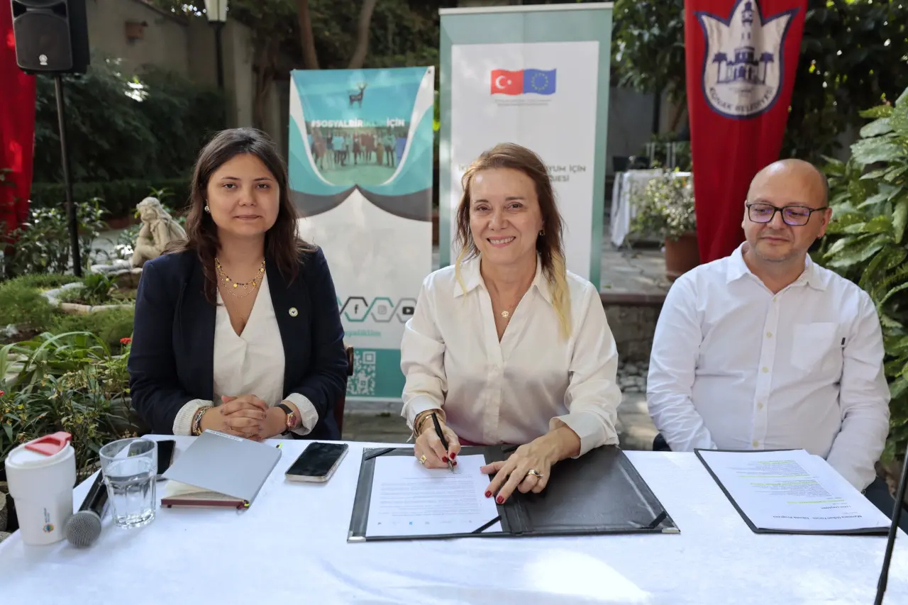 Konak Belediye Başkanı Nilüfer Çınarlı Mutlu, genç iklim elçilerini konuk ettiği etkinlikte gençlerden gelen soruları yanıtladı. Gençlerin katılımını önceleyen ve iklim eylem planlarında gençlerin söz hakkı bulduğu etkinlik bitiminde Başkan Mutlu ‘Genç İklim Dostu Belediye Sözleşmesi’ni imzaladı.