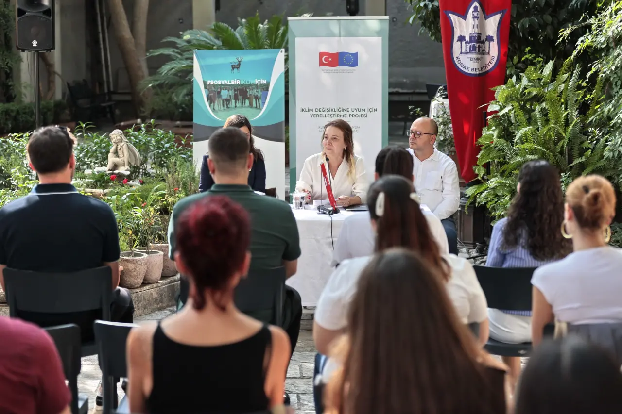 Konak Belediye Başkanı Nilüfer Çınarlı Mutlu, genç iklim elçilerini konuk ettiği etkinlikte gençlerden gelen soruları yanıtladı. Gençlerin katılımını önceleyen ve iklim eylem planlarında gençlerin söz hakkı bulduğu etkinlik bitiminde Başkan Mutlu ‘Genç İklim Dostu Belediye Sözleşmesi’ni imzaladı.