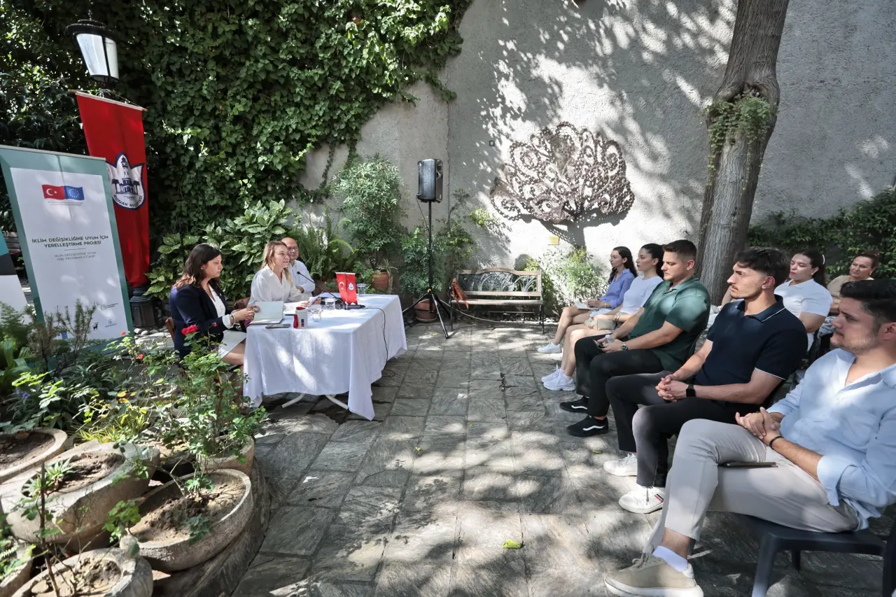 Konak Belediye Başkanı Nilüfer Çınarlı Mutlu, genç iklim elçilerini konuk ettiği etkinlikte gençlerden gelen soruları yanıtladı. Gençlerin katılımını önceleyen ve iklim eylem planlarında gençlerin söz hakkı bulduğu etkinlik bitiminde Başkan Mutlu ‘Genç İklim Dostu Belediye Sözleşmesi’ni imzaladı.