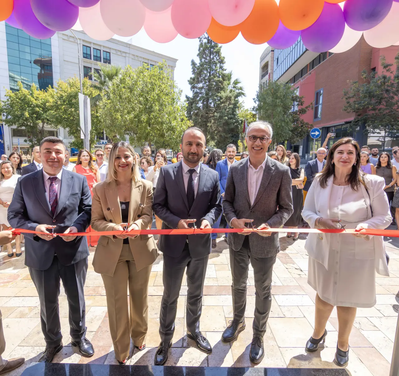 Müşteri odaklı dönüşüm yolculuğu kapsamında 2023 yılından bu yana kapsamlı renovasyon programını hayata geçiren Aydem Perakende ve Gediz Perakende, modern tasarım ve erişilebilirlik odağıyla yenilediği Denizli Bayramyeri Müşteri İlişkileri Merkezi’ni müşterilerle buluşturdu.