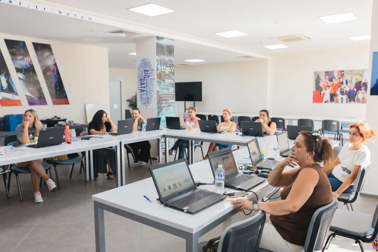 Balçova Belediyesi kadınların dijital mecralarda güçlenmesi amacıyla “Kadınlar Dijitalde Parlıyor” sloganını taşıyan eğitim programı başlattı. 