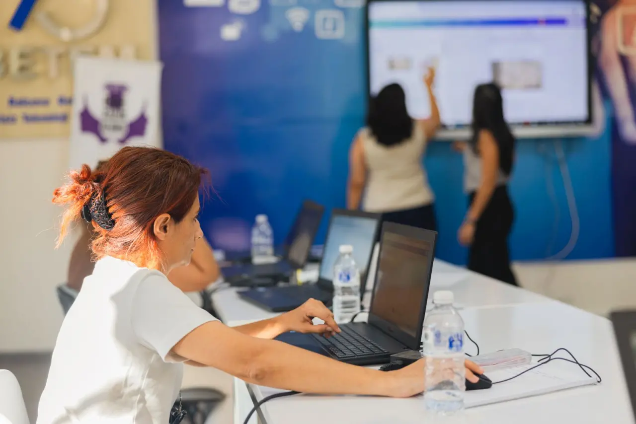 Balçova Belediyesi kadınların dijital mecralarda güçlenmesi amacıyla “Kadınlar Dijitalde Parlıyor” sloganını taşıyan eğitim programı başlattı. 