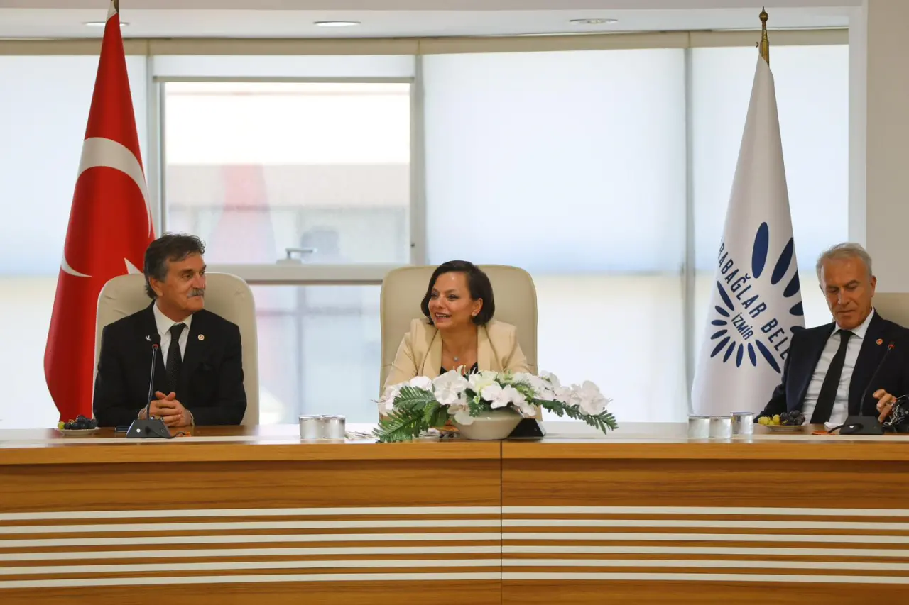 Türkiye Emekli Astsubaylar Derneği (TEMAD) Genel Başkanı Cahit Koca, Karabağlar Belediye Başkanı Helil Kınay’a derneklerine verdiği desteklerden ötürü onursal üyelik beratı takdim etti.