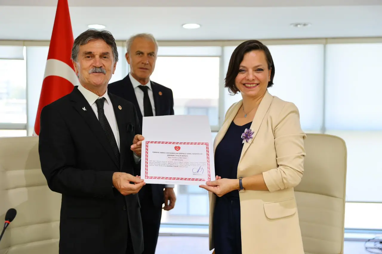 Türkiye Emekli Astsubaylar Derneği (TEMAD) Genel Başkanı Cahit Koca, Karabağlar Belediye Başkanı Helil Kınay’a derneklerine verdiği desteklerden ötürü onursal üyelik beratı takdim etti.