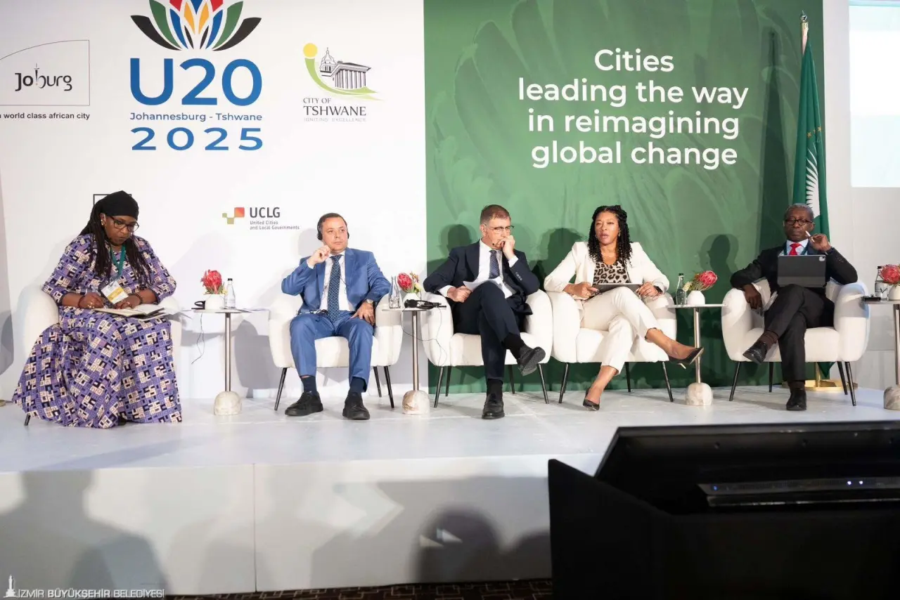 İzmir Büyükşehir Belediye Başkanı Dr. Cemil Tugay, 12-14 Eylül 2025 tarihlerinde Güney Afrika’nın Johannesburg kentinde düzenlenen U20 (Urban 20) Başkanlar Zirvesi’ne katıldı. New York, Tokyo, Paris gibi dünya metropollerinin belediye başkanlarının ve temsilcilerinin yer aldığı zirvede kentler, ekonomik fırsatlar ve finansman, iklim eylemi ve kentsel dirençlilik, sosyal kapsayıcılık ve eşitlik, dijital dönüşüm ve yenilik başlıkları altında ortak çözümler geliştirildi. Başkan Tugay, İzmir’de gıda güvencesi için atılan adımlar çerçevesinde İZMAR ve Kent Lokantaları uygulamalarını örnek gösterdi.