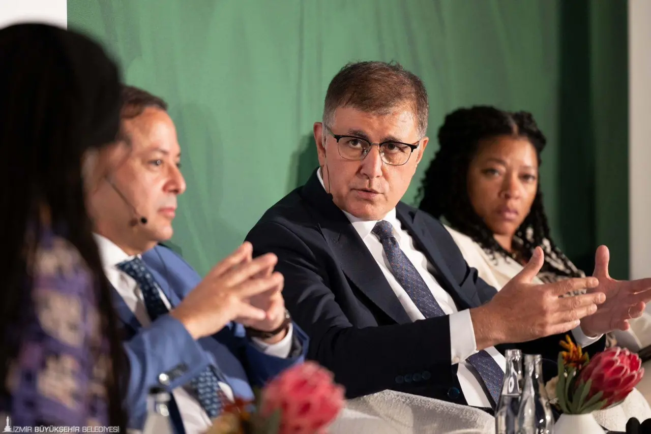 İzmir Büyükşehir Belediye Başkanı Dr. Cemil Tugay, 12-14 Eylül 2025 tarihlerinde Güney Afrika’nın Johannesburg kentinde düzenlenen U20 (Urban 20) Başkanlar Zirvesi’ne katıldı. New York, Tokyo, Paris gibi dünya metropollerinin belediye başkanlarının ve temsilcilerinin yer aldığı zirvede kentler, ekonomik fırsatlar ve finansman, iklim eylemi ve kentsel dirençlilik, sosyal kapsayıcılık ve eşitlik, dijital dönüşüm ve yenilik başlıkları altında ortak çözümler geliştirildi. Başkan Tugay, İzmir’de gıda güvencesi için atılan adımlar çerçevesinde İZMAR ve Kent Lokantaları uygulamalarını örnek gösterdi.