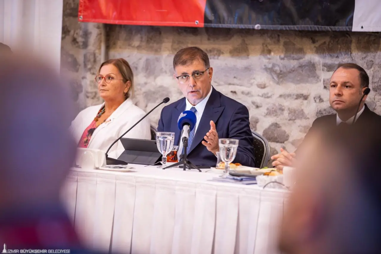 İzmir Büyükşehir Belediye Başkanı Dr. Cemil Tugay, amatör spor kulüplerinin başkanlarıyla buluştu. Tugay, spor yapma isteği, yeteneği olan çalışkan çocukları keşfedip destek olmanın önemine değinerek “Sizlerin, bizlerin elinden tuttuğu, hayaline ortak olduğu o çocuklar, belki yarın bir gün olimpiyat madalyasını, dünya kupasını ülkemize getirecek. Sizler böyle çocukları, gençleri bulduğunuzda bize söyleyin, onlara ekstra destek olalım. İnşallah ileride bir gün birbirimize anlatacağımız hikâyelerimiz, parçası olduğumuz çok güzel başarılar olsun” dedi.