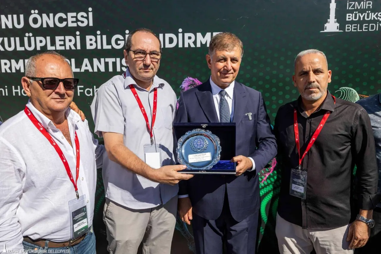İzmir Büyükşehir Belediye Başkanı Dr. Cemil Tugay, amatör spor kulüplerinin başkanlarıyla buluştu. Tugay, spor yapma isteği, yeteneği olan çalışkan çocukları keşfedip destek olmanın önemine değinerek “Sizlerin, bizlerin elinden tuttuğu, hayaline ortak olduğu o çocuklar, belki yarın bir gün olimpiyat madalyasını, dünya kupasını ülkemize getirecek. Sizler böyle çocukları, gençleri bulduğunuzda bize söyleyin, onlara ekstra destek olalım. İnşallah ileride bir gün birbirimize anlatacağımız hikâyelerimiz, parçası olduğumuz çok güzel başarılar olsun” dedi.