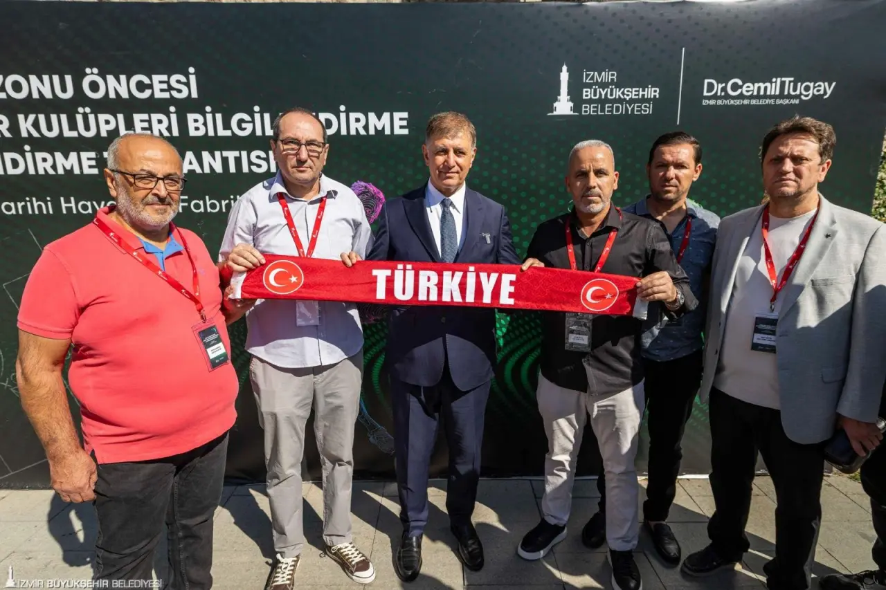 İzmir Büyükşehir Belediye Başkanı Dr. Cemil Tugay, amatör spor kulüplerinin başkanlarıyla buluştu. Tugay, spor yapma isteği, yeteneği olan çalışkan çocukları keşfedip destek olmanın önemine değinerek “Sizlerin, bizlerin elinden tuttuğu, hayaline ortak olduğu o çocuklar, belki yarın bir gün olimpiyat madalyasını, dünya kupasını ülkemize getirecek. Sizler böyle çocukları, gençleri bulduğunuzda bize söyleyin, onlara ekstra destek olalım. İnşallah ileride bir gün birbirimize anlatacağımız hikâyelerimiz, parçası olduğumuz çok güzel başarılar olsun” dedi.