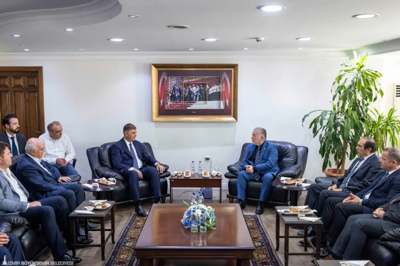 İzmir Büyükşehir Belediye Başkanı Dr. Cemil Tugay, İzmir Esnaf ve Sanatkarlar Odaları Birliği (İESOB) Başkanı Yalçın Ata ile yönetim kurulu üyelerini ziyaret etti. İzmir'in biriken bütün sorunlarının üzerine kararlı şekilde gittiklerini belirten Başkan Tugay, “Uzun yıllardır çözülmeyen sorunları iş birliği ile daha kolay çözeceğiz” dedi. 