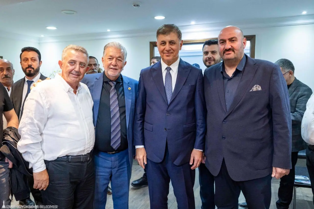 İzmir Büyükşehir Belediye Başkanı Dr. Cemil Tugay, İzmir Esnaf ve Sanatkarlar Odaları Birliği (İESOB) Başkanı Yalçın Ata ile yönetim kurulu üyelerini ziyaret etti. İzmir'in biriken bütün sorunlarının üzerine kararlı şekilde gittiklerini belirten Başkan Tugay, “Uzun yıllardır çözülmeyen sorunları iş birliği ile daha kolay çözeceğiz” dedi. 