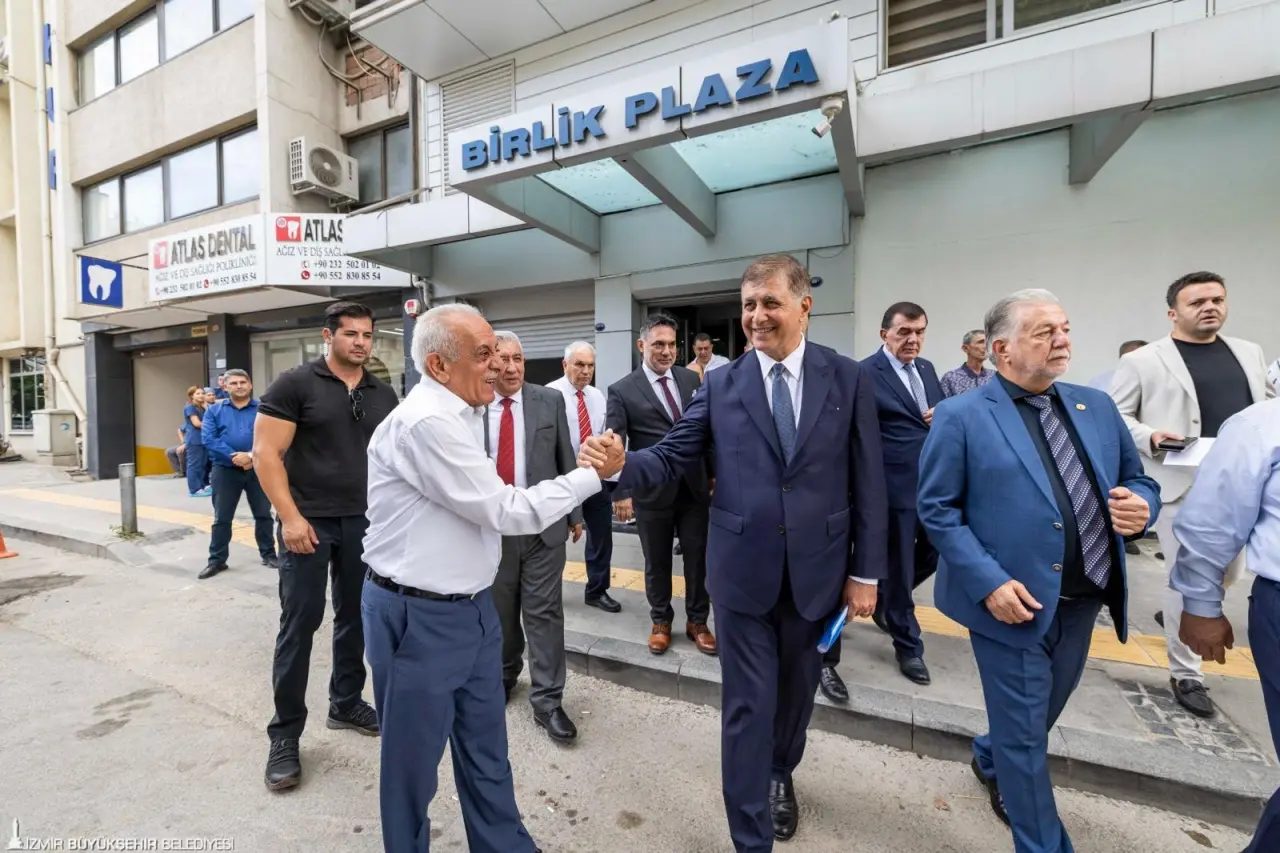 İzmir Büyükşehir Belediye Başkanı Dr. Cemil Tugay, İzmir Esnaf ve Sanatkarlar Odaları Birliği (İESOB) Başkanı Yalçın Ata ile yönetim kurulu üyelerini ziyaret etti. İzmir'in biriken bütün sorunlarının üzerine kararlı şekilde gittiklerini belirten Başkan Tugay, “Uzun yıllardır çözülmeyen sorunları iş birliği ile daha kolay çözeceğiz” dedi. 