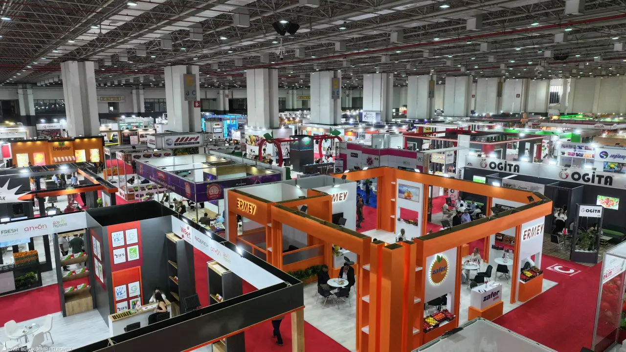 İzmir Büyükşehir Belediyesi'nin ev sahipliğinde Fuar İzmir'de düzenlenen Interfresh Eurasia–Meyve, Sebze, Gıda, Gıda Ürünleri, Gıda Teknolojileri, Ambalaj, Tarım Teknolojileri, Depolama ve Lojistik Fuarı kapılarını açtı. Açılış töreninde konuşan İzmir Büyükşehir Belediye Başkanı Dr. Cemil Tugay, “Tarım ve gıda alanında yapılan fuarlar bizim için çok daha özel bir öneme sahip. İzmir aslında önemli ölçüde tarım ve aynı zamanda fuarlar kenti. Uluslararası ticaretin büyük rakamlarla gerçekleştiği şehirlerden birisi. Bu fuarın gelişmesi için gereken katkıyı vermeye hazırız” dedi.