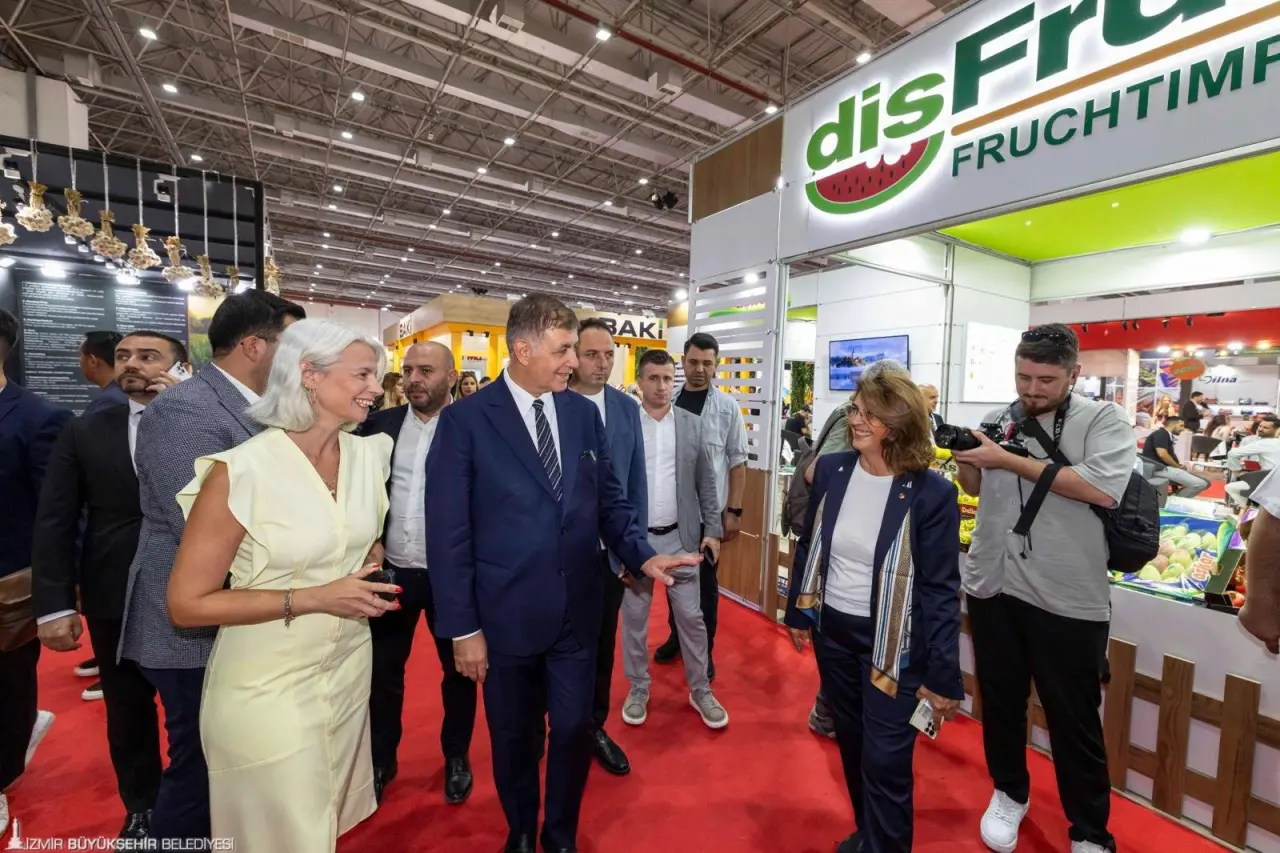 İzmir Büyükşehir Belediyesi'nin ev sahipliğinde Fuar İzmir'de düzenlenen Interfresh Eurasia–Meyve, Sebze, Gıda, Gıda Ürünleri, Gıda Teknolojileri, Ambalaj, Tarım Teknolojileri, Depolama ve Lojistik Fuarı kapılarını açtı. Açılış töreninde konuşan İzmir Büyükşehir Belediye Başkanı Dr. Cemil Tugay, “Tarım ve gıda alanında yapılan fuarlar bizim için çok daha özel bir öneme sahip. İzmir aslında önemli ölçüde tarım ve aynı zamanda fuarlar kenti. Uluslararası ticaretin büyük rakamlarla gerçekleştiği şehirlerden birisi. Bu fuarın gelişmesi için gereken katkıyı vermeye hazırız” dedi.