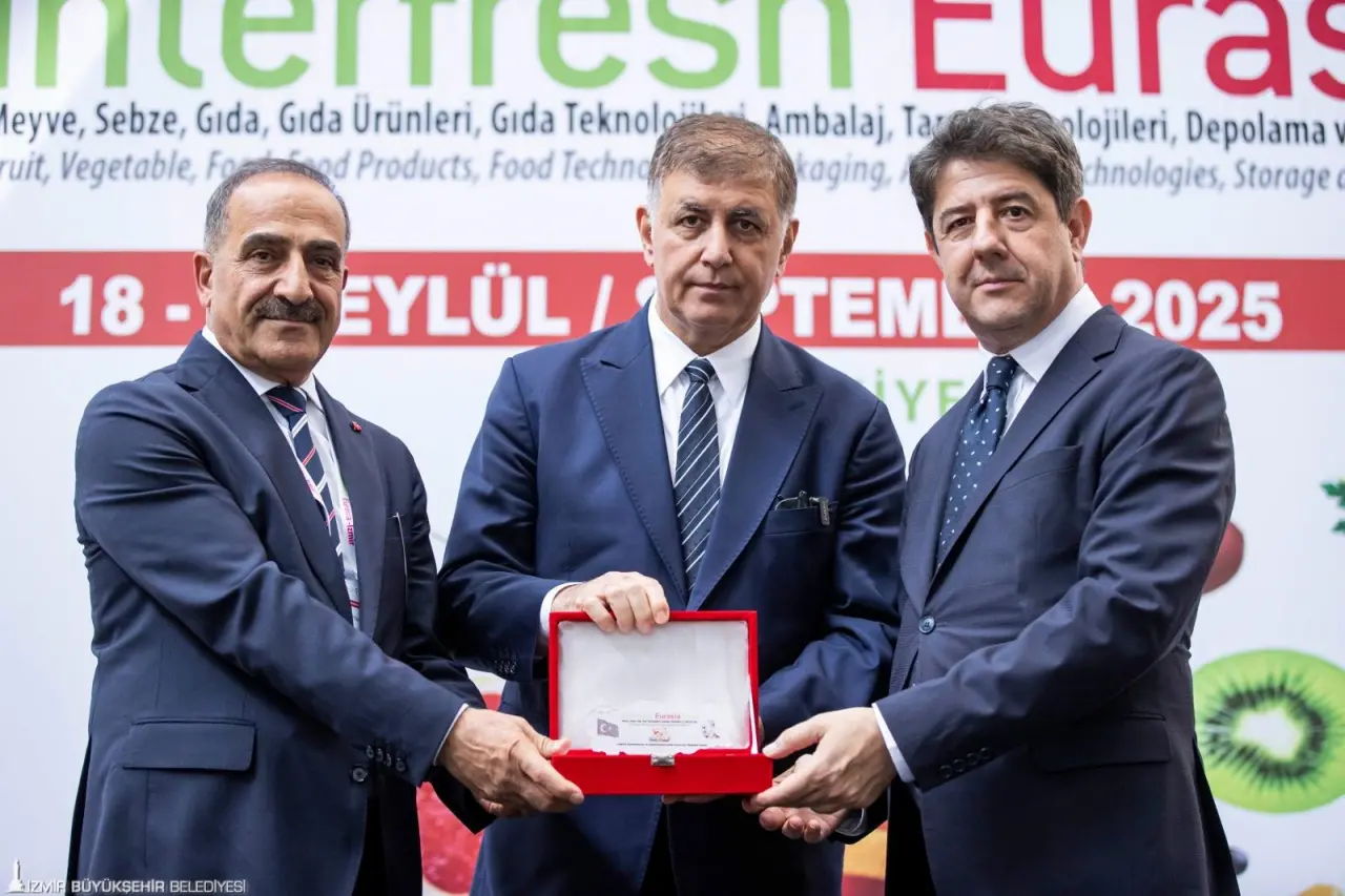İzmir Büyükşehir Belediyesi'nin ev sahipliğinde Fuar İzmir'de düzenlenen Interfresh Eurasia–Meyve, Sebze, Gıda, Gıda Ürünleri, Gıda Teknolojileri, Ambalaj, Tarım Teknolojileri, Depolama ve Lojistik Fuarı kapılarını açtı. Açılış töreninde konuşan İzmir Büyükşehir Belediye Başkanı Dr. Cemil Tugay, “Tarım ve gıda alanında yapılan fuarlar bizim için çok daha özel bir öneme sahip. İzmir aslında önemli ölçüde tarım ve aynı zamanda fuarlar kenti. Uluslararası ticaretin büyük rakamlarla gerçekleştiği şehirlerden birisi. Bu fuarın gelişmesi için gereken katkıyı vermeye hazırız” dedi.