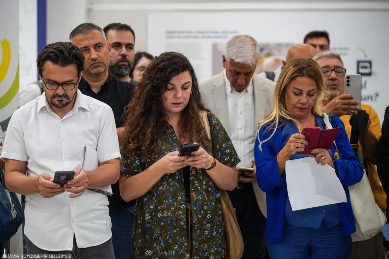İzmir Planlama Ajansı’nın (İZPA) bugüne kadar yaptığı çalışmaların bir özetini yurttaşlarla paylaştığı “İz’in Peşinde Şehrin İçinde” sergisi İzmirli basın mesupları ile buluştu. Sergide İZPA’nın 2030 yılından 2054’e ve oradan 2074’e uzanan zaman diliminde İzmir’e dair planları, vizyonu, kısa, orta ve uzun vadeli hedefleri anlatıldı. İzmirlilere katılımcılık çağrısı yapan Başkan Dr. Cemil Tugay, “İzmir’in huzurunu, İzmir’in keyfini, İzmir’in tadını arıyoruz. O güzellikleri tekrar herkesin en iyi şekilde hissetmesini sağlamak için çaba gösteriyoruz” dedi.  