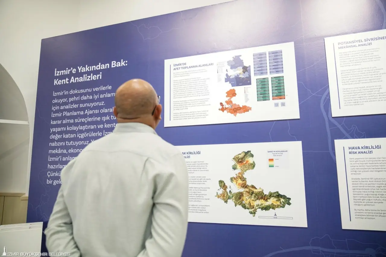 İzmir Planlama Ajansı’nın (İZPA) bugüne kadar yaptığı çalışmaların bir özetini yurttaşlarla paylaştığı “İz’in Peşinde Şehrin İçinde” sergisi İzmirli basın mesupları ile buluştu. Sergide İZPA’nın 2030 yılından 2054’e ve oradan 2074’e uzanan zaman diliminde İzmir’e dair planları, vizyonu, kısa, orta ve uzun vadeli hedefleri anlatıldı. İzmirlilere katılımcılık çağrısı yapan Başkan Dr. Cemil Tugay, “İzmir’in huzurunu, İzmir’in keyfini, İzmir’in tadını arıyoruz. O güzellikleri tekrar herkesin en iyi şekilde hissetmesini sağlamak için çaba gösteriyoruz” dedi.  