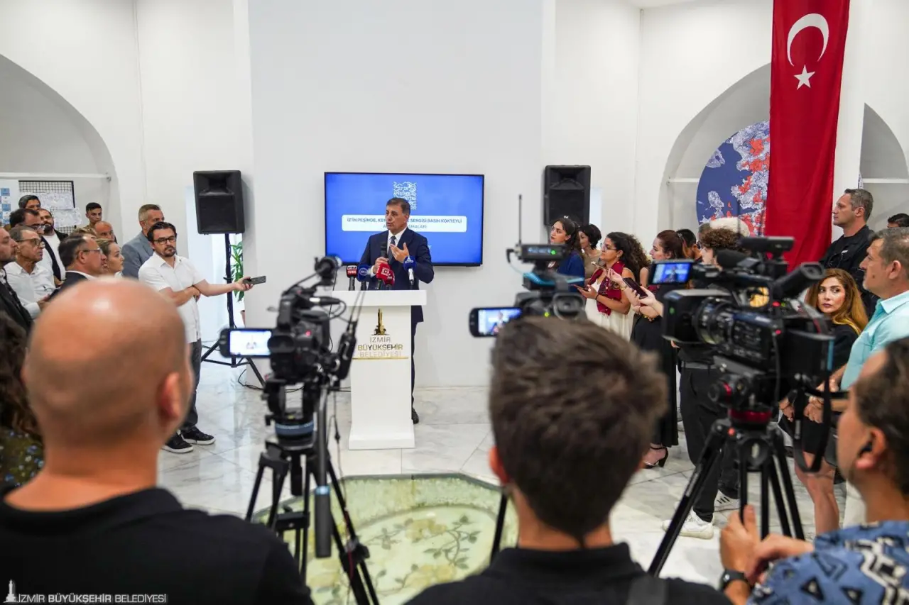 İzmir Planlama Ajansı’nın (İZPA) bugüne kadar yaptığı çalışmaların bir özetini yurttaşlarla paylaştığı “İz’in Peşinde Şehrin İçinde” sergisi İzmirli basın mesupları ile buluştu. Sergide İZPA’nın 2030 yılından 2054’e ve oradan 2074’e uzanan zaman diliminde İzmir’e dair planları, vizyonu, kısa, orta ve uzun vadeli hedefleri anlatıldı. İzmirlilere katılımcılık çağrısı yapan Başkan Dr. Cemil Tugay, “İzmir’in huzurunu, İzmir’in keyfini, İzmir’in tadını arıyoruz. O güzellikleri tekrar herkesin en iyi şekilde hissetmesini sağlamak için çaba gösteriyoruz” dedi.  