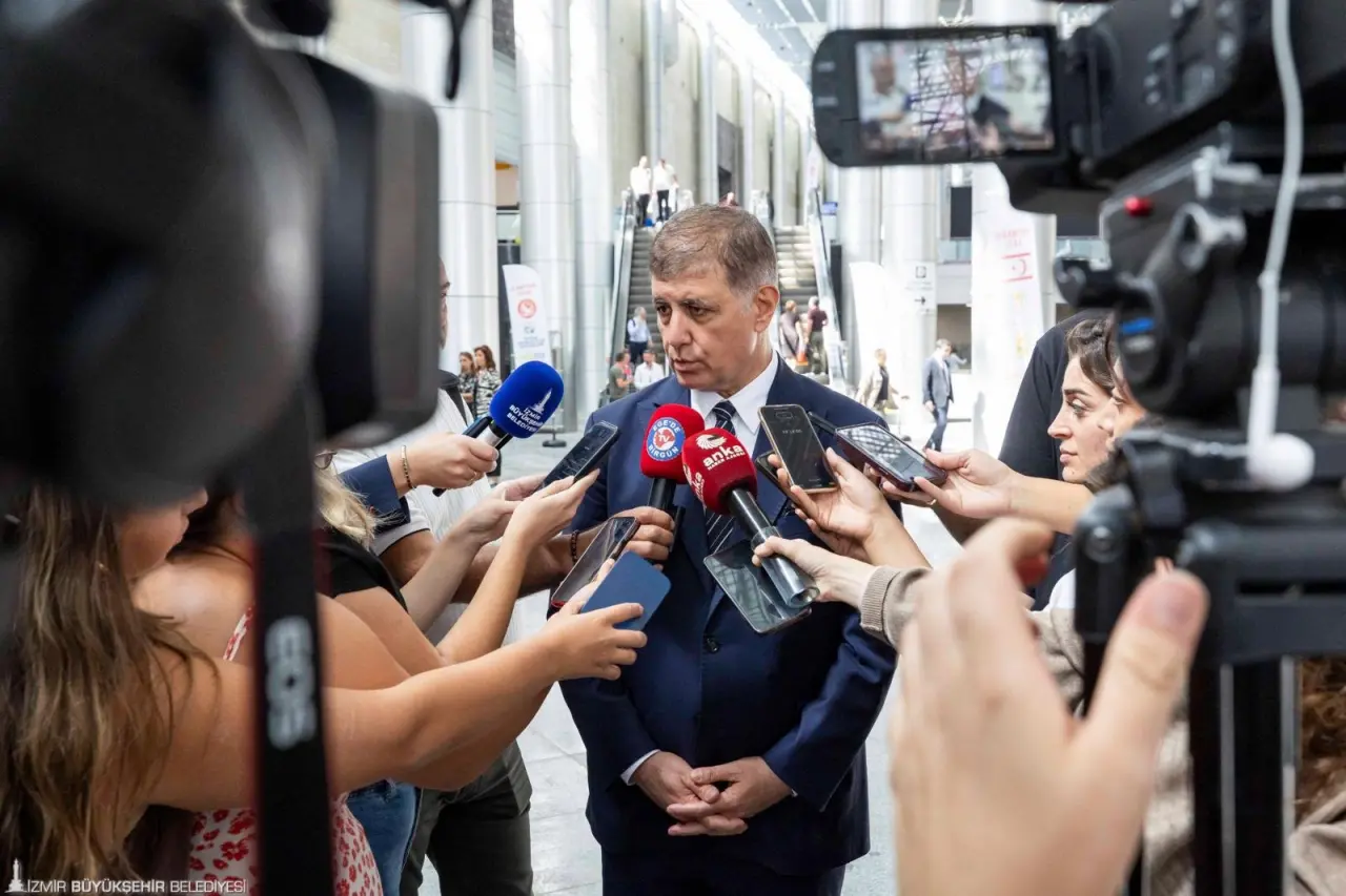 İzmir Büyükşehir Belediye Başkanı Dr. Cemil Tugay, basın mensuplarının kent gündemine ilişkin sorularını yanıtladı. Yatırımların hızla devam ettiğini, belediye bütçesini dengede tutmanın İzmir halkına karşı bir sorumluluk olduğunu belirten Tugay,  “Şehrin her tarafında, herkese hizmet etmeye çalışıyoruz. İhtiyaç olmayan ya da verimli olmayan personelle ilgili olarak bu tür değerlendirmeler yapılacak. Bazıları bunu işçi düşmanlığı gibi nitelemeye çalışıyorlar. Biz hangi işçimize, niye düşman olalım? Ama biz işçimize dost olduğumuz kadar İzmir halkının tamamına da dost olmalıyız.  Hizmetlerin, yatırımların devamı isteniyorsa bizim bu tür idari kararlar almamıza insanların saygıyla yaklaşması lazım” dedi. 