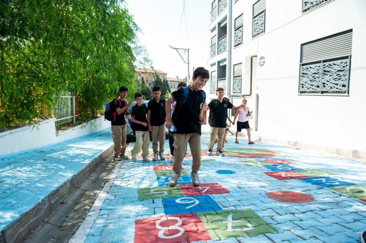 Karşıyaka’nın dezavantajlı bölgelerinde yaşayan çocuklar için nitelikli, keyifli ve güvenli sosyal alanlar oluşturan Karşıyaka Belediyesi, Cumhuriyet Mahallesi’ne yeni bir  ‘Oyun Sokağı’ kazandırdı. Geleneksel oyunların oynanabildiği rengarenk tasarımlardan oluşan sokak, çocukların yüzünü güldürdü. Belediye Başkanı Yıldız Ünsal “Her mahallemize, her çocuğumuza eşit ve nitelikli hizmet götürmek için kararlılıkla çalışmaya devam ediyoruz” dedi.