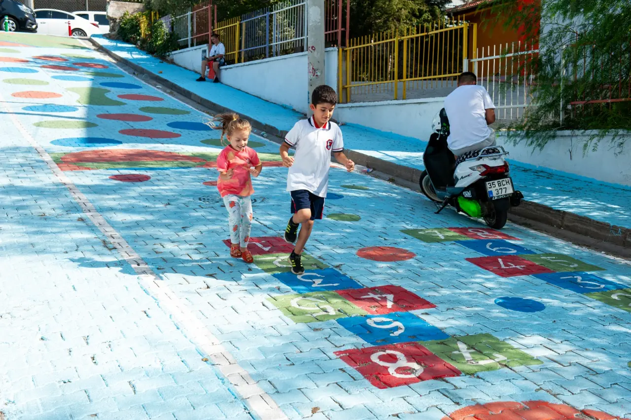 Karşıyaka’nın dezavantajlı bölgelerinde yaşayan çocuklar için nitelikli, keyifli ve güvenli sosyal alanlar oluşturan Karşıyaka Belediyesi, Cumhuriyet Mahallesi’ne yeni bir  ‘Oyun Sokağı’ kazandırdı. Geleneksel oyunların oynanabildiği rengarenk tasarımlardan oluşan sokak, çocukların yüzünü güldürdü. Belediye Başkanı Yıldız Ünsal “Her mahallemize, her çocuğumuza eşit ve nitelikli hizmet götürmek için kararlılıkla çalışmaya devam ediyoruz” dedi.